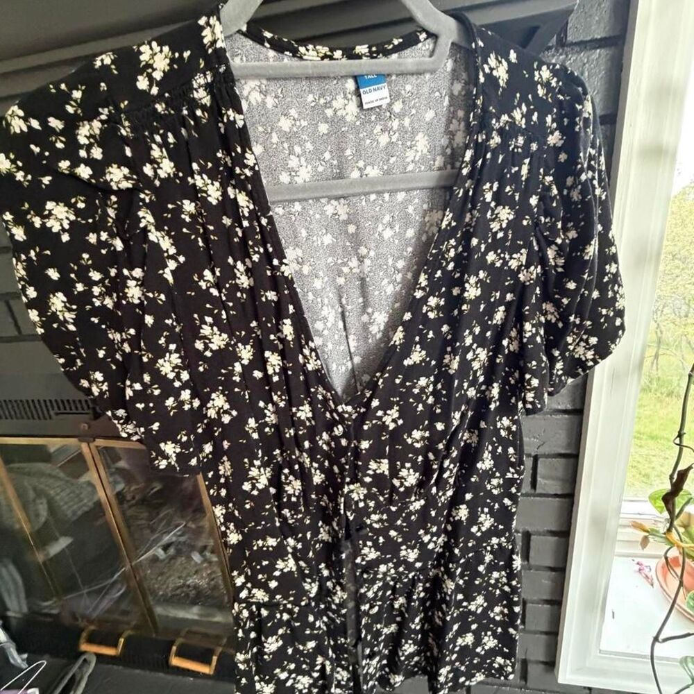 Old Navy floral button up shirt size small tall ￼
